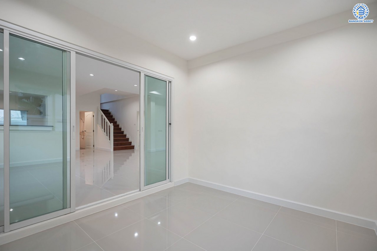 บ้านมือสองตกแต่งใหม่ โครงการ มัณฑิกา กาญจนาฯ-บางบอน รองรับทุกความสุข เนื้อที่ 108.6 ตร.ว. ฟังก์ชัน 3 ห้องนอน 3 ห้องน้ำ 2 ห้องอเนกประสงค์ จอดรถได้ 2 คัน บนทำเลใกล้รถไฟฟ้าสายสีน้ำเงิน "สถานีหลัก2" และจุดขึ้นทางด่วน "พระราม2" และ The Mall บางแค